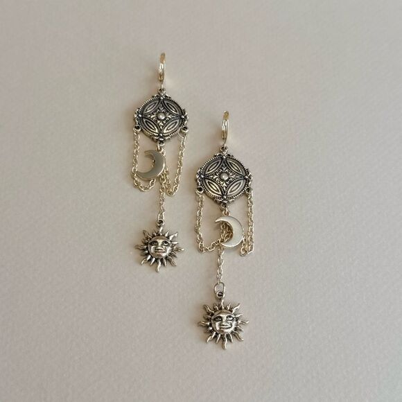 Boho Sun Moon Dangle Earrings M1206 - Picture 1 of 3